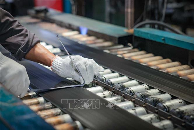 Công nhân thực hiện kiểm tra kích thước hông lốp. Ảnh: Hoàng Hiếu - TTXVN