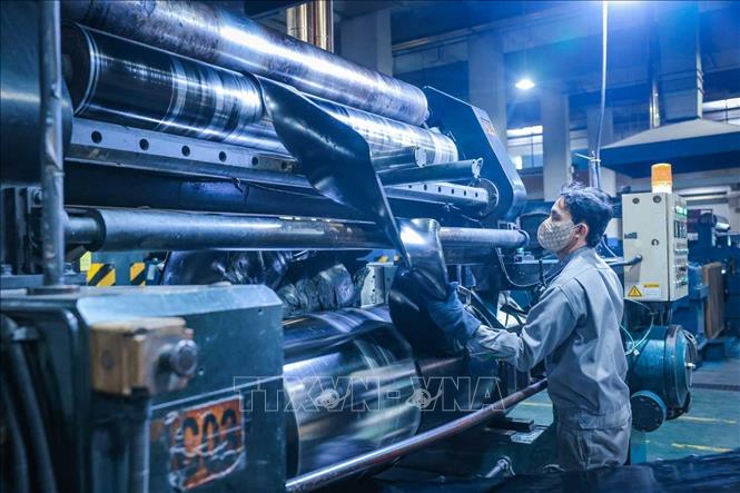 Công đoạn luyện hở - xưởng luyện. Ảnh: Hoàng Hiếu - TTXVN