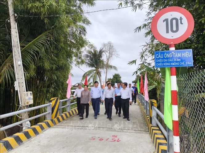 Đại biểu tham quan cầu Đại đoàn kết tại xã Tân Phú, tỉnh Vĩnh Long. Ảnh: Huỳnh Phúc Hậu - TTXVN