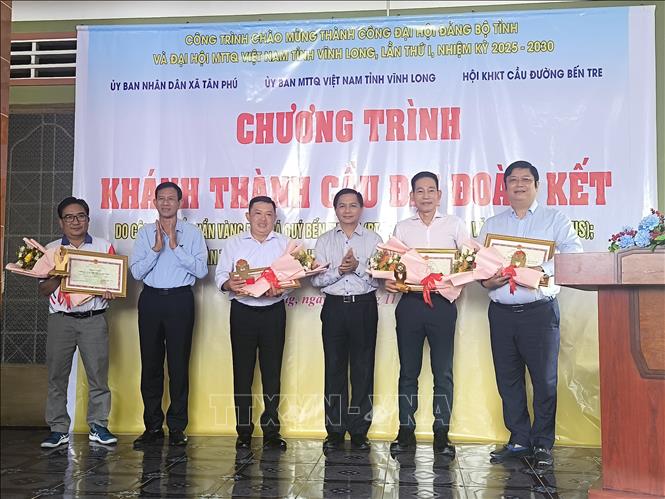 Tuyên dương cá nhân, tập thể đóng góp kinh phí xây dựng cầu, Ảnh: Huỳnh Phúc Hậu - TTXVN