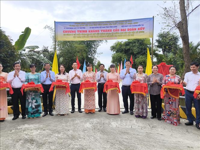 Cắt băng khánh thành cầu Đại đoàn kết tại xã Tân Phú, tỉnh Vĩnh Long.Ảnh: Huỳnh Phúc Hậu - TTXVN