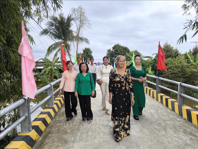 Đại biểu tham quan cầu Đại đoàn kết tại xã Tân Phú, tỉnh Vĩnh Long. Ảnh: Huỳnh Phúc Hậu - TTXVN