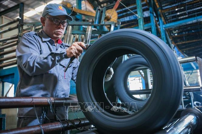 Quy trình xử lý bavia của sản phẩm. Ảnh: Hoàng Hiếu - TTXVN