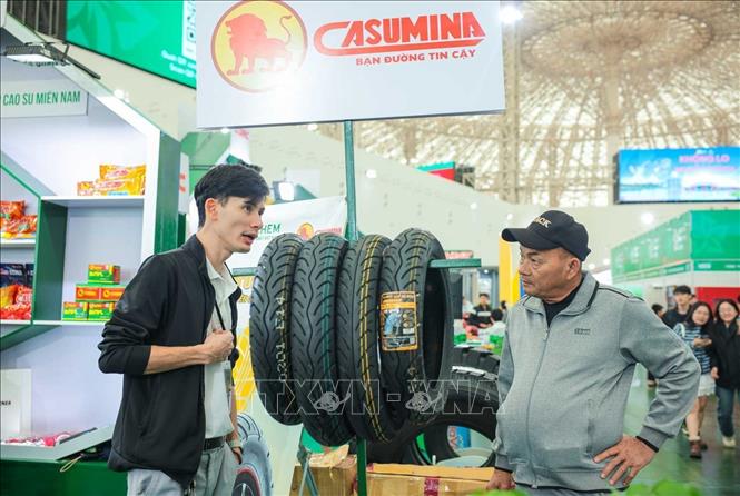Sản phẩm săm lốp của Casumina được nhiều khách hàng tìm hiểu, chọn mua tại Hội chợ mùa Thu 2025 (Hà Nội). Ảnh: Hoàng Hiếu - TTXVN