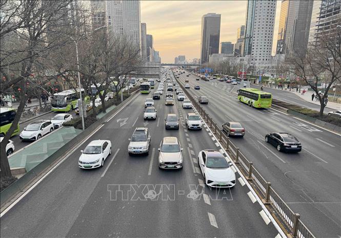 Thành phố Bắc Kinh khuyến khích người dân và các doanh nghiệp chuyển đổi sang sử dụng ô tô cá nhân và xe vận tải đô thị sử dụng năng lượng mới. Ảnh: Công Tuyên - PV TTXVN tại Trung Quốc