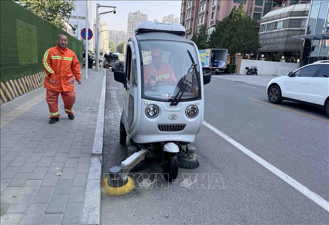 Các nhân viên vệ sinh môi trường cũng hoạt động liên tục để đảm bảo vệ sinh môi trường luôn sạch đẹp, không có bụi bẩn. Ảnh: Công Tuyên - PV TTXVN tại Trung Quốc