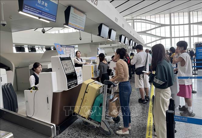 Hành khách làm thủ tục hàng không tại sân bay quốc tế Đại Hưng, Bắc Kinh (Trung Quốc). Ảnh: Công Tuyên - PV TTXVN tại Trung Quốc 