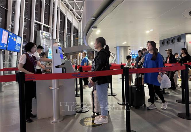 Hành khách làm thủ tục lên máy bay bằng nhận diện khuôn mặt tại sân bay quốc tế Song Lưu, Thành Đô, tỉnh Tứ Xuyên (Trung Quốc). Ảnh: Công Tuyên - PV TTXVN tại Trung Quốc 