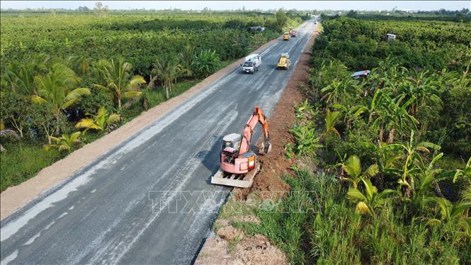 Thi công Dự án nâng cấp quốc lộ 30, đoạn Cao Lãnh - Hồng Ngự (giai đoạn 3). Ảnh: Nhựt An - TTXVN