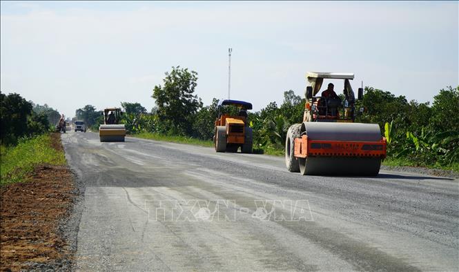 Nhà thầu “chạy nước rút”, đẩy nhanh tiến độ Dự án nâng cấp quốc lộ 30, đoạn Cao Lãnh - Hồng Ngự (giai đoạn 3). Ảnh: Nhựt An - TTXVN