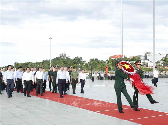 Party General Secretary To Lam and his entourage pay floral tribute at President Ho Chi Minh Monument. VNA Photo: Thống Nhất