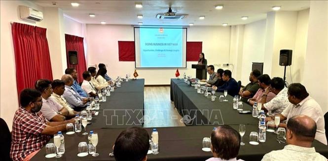 Vietnamese Embassy and the Jaffna Chamber of Commerce hold a business dialogue to introduce Vietnam’s investment climate and discuss cooperation opportunities in high-tech agriculture, food processing, construction, logistics, energy and tourism. VNA Photo/Photo by courtesy