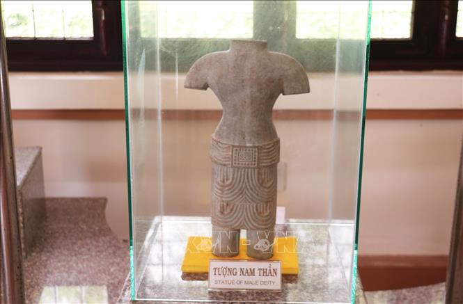 Tượng nam thần được khai quật tại di chỉ khảo cổ Gò Thành. Ảnh: Hữu Chí – TTXVN 