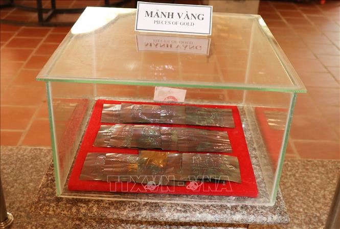 Hiện vật mảnh vàng (phục chế) được trưng bày tại nhà trưng bày di chỉ khảo cổ Gò Thành, xã Tân Thuận Bình, tỉnh Đồng Tháp. Ảnh: Hữu Chí – TTXVN 