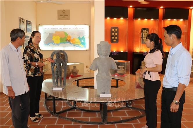 Hướng dẫn viên thuyết minh cho du khách tại Di chỉ khảo cổ Gò Thành, xã Tân Thuận Bình (Đồng Tháp). Ảnh: Hữu Chí - TTXNN