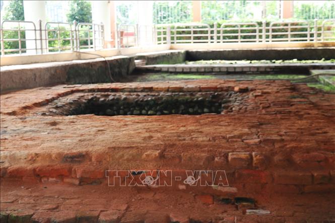 Một ngôi mộ được khai quật tại di chỉ khảo cổ Gò Thành, xã Tân Thuận Bình, tỉnh Đồng Tháp. Ảnh: Hữu Chí – TTXVN 