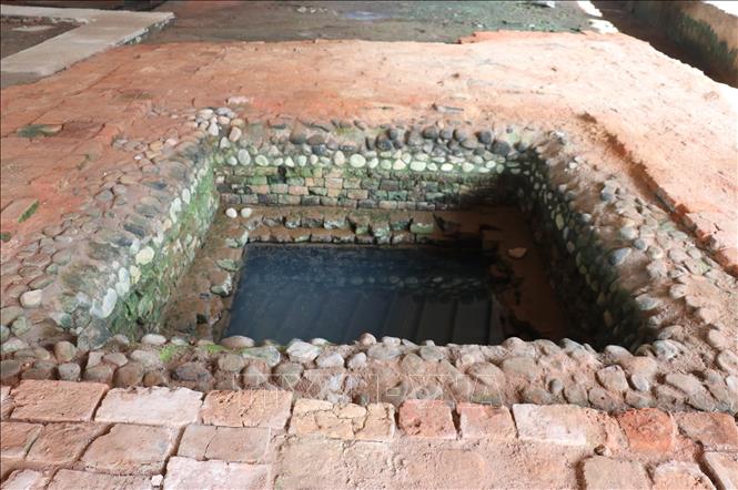 Ngôi mộ được khai quật trong di chỉ khảo cổ Gò Thành. Ảnh: Hữu Chí - TTXVN