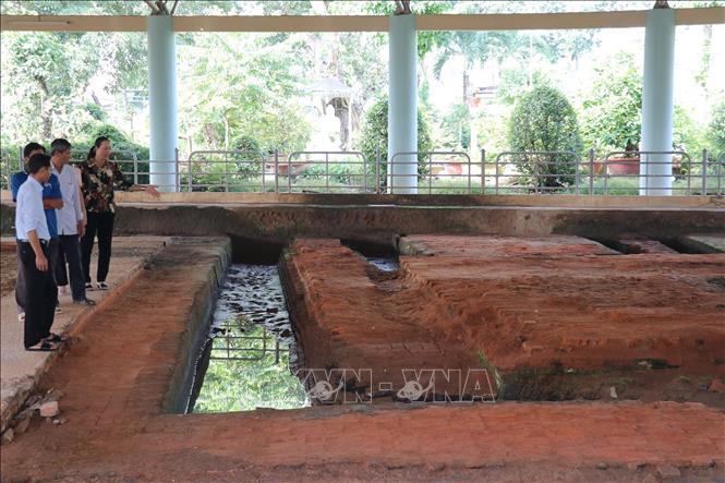 Khách tham quan di chỉ khảo cổ Gò Thành, xã Tân Thuận Bình, tỉnh Đồng Tháp. Ảnh: Hữu Chí – TTXVN 