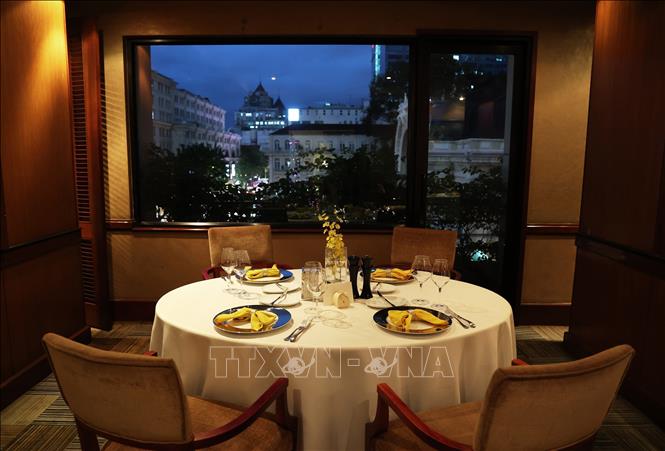 Khách sạn Caravelle Saigon nằm ngay công trường Lam Sơn, thuận tiện cho khách có thể trải nghiệm ngắm cảnh trung tâm Thành phố Hồ Chí Minh. Ảnh: Hồng Đạt - TTXVN 