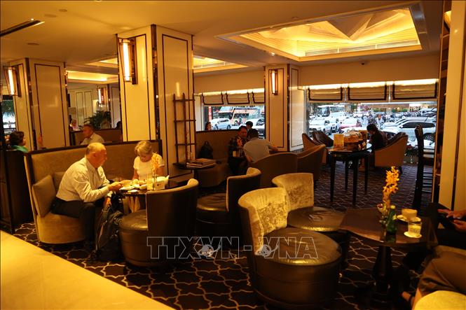 Không gian cà phê ở tầng trệt khách sạn Caravelle Saigon. Ảnh: Hồng Đạt - TTXVN 
