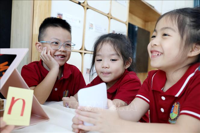 Trường Mầm non Thiên Đức (phường Phố Hiến) tổ chức nhiều chuyên đề giảng dạy với hình thức phong phú, sáng tạo, có sự tham gia, phối hợp từ giáo viên, học sinh và gia đình. Ảnh: Thế Duyệt – TTXVN