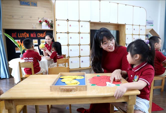 Các cơ sở giáo dục trên địa bàn tỉnh Hưng Yên đã và đang đổi mới mạnh mẽ phương pháp giáo dục, qua đó tạo chuyển biến tích cực trong hoạt động giảng dạy, nâng cao năng lực học sinh. Ảnh: Thế Duyệt – TTXVN 
