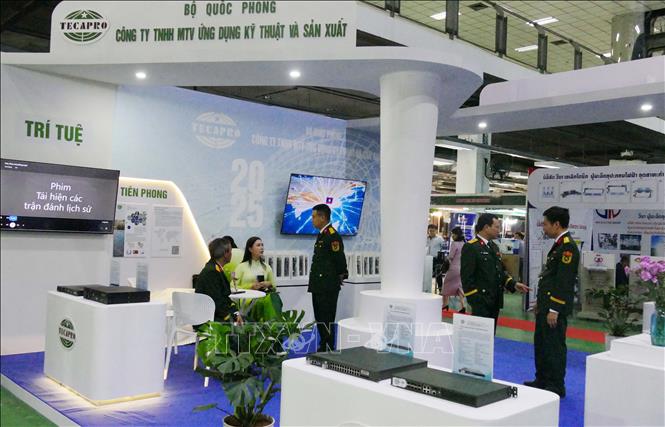 Một gian hàng quân đội của Việt Nam tham gia Hội chợ. Ảnh: Xuân Tú - PV TTXVN tại Lào
