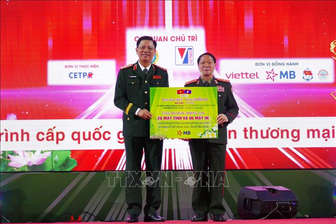 Ban Tổ chức trao tặng máy tính và máy in cho Bộ Quốc phòng Lào. Ảnh: Xuân Tú - PV TTXVN tại Lào
