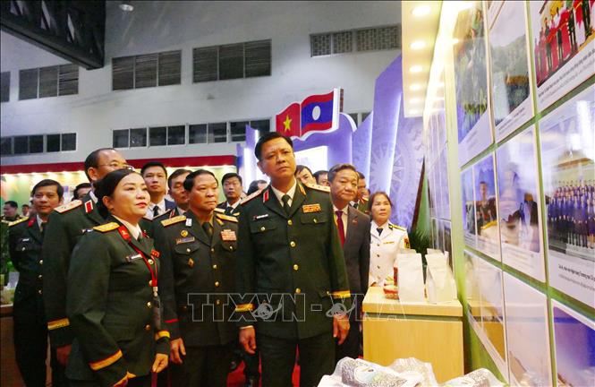 Lãnh đạo Bộ Quốc phòng hai nước Việt Nam-Lào tham quan gian hàng tại Hội chợ. Ảnh: Xuân Tú - PV TTXVN tại Lào