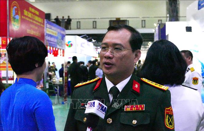 Đại tá Phan Dương Minh, Phó Tham mưu trưởng Tổng cục Công nghiệp Quốc phòng, đại diện Ban Tổ chức phía Việt Nam, trả lời phỏng vấn. Ảnh: Xuân Tú - PV TTXVN tại Lào