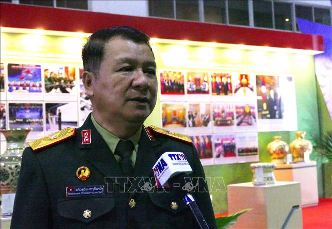 Thiếu tướng Keosouvanh Phangphilavong, Cục trưởng Cục Tuyên huấn, Tổng cục Chính trị Quân đội nhân dân Lào, trả lời phỏng vấn. Ảnh: Xuân Tú - PV TTXVN tại Lào