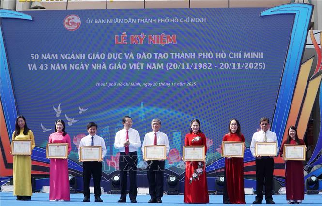 Các tập thể và cá nhân có thành tích xuất sắc nhận Bằng khen của Bộ trưởng Bộ Giáo dục và Đào tạo. Ảnh: Thu Hoài - TTXVN