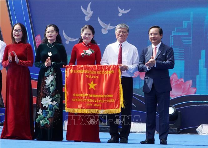 Lãnh đạo Thành phố Hồ Chí Minh trao Cờ truyền thống cho Sở Giáo dục và Đào tạo Thành phố. Ảnh: Thu Hoài - TTXVN