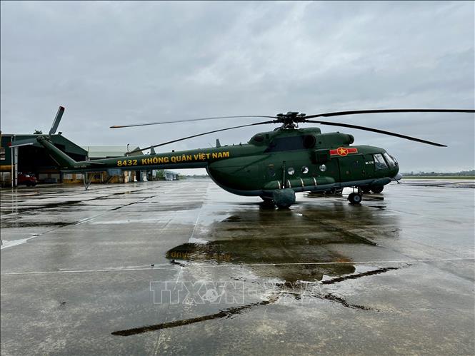 Trực thăng của Trung đoàn Không quân 930 (Sư đoàn Không quân 372) chuẩn bị cất cánh vận chuyển hàng cứu trợ đến cho người dân đang bị nước lũ bao vây cô lập tại các tỉnh Nam Trung Bộ. Ảnh: Trần Lê Lâm - TTXVN 
