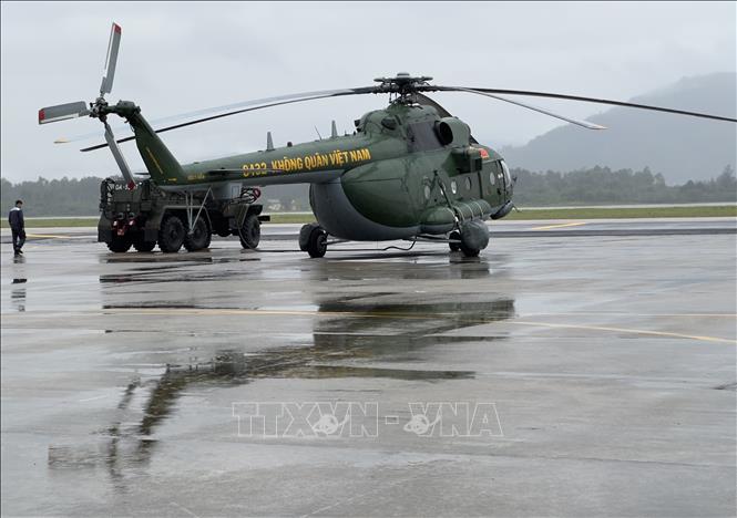Trực thăng của Trung đoàn Không quân 930 (Sư đoàn Không quân 372) chuẩn bị cất cánh vận chuyển hàng cứu trợ đến cho người dân đang bị nước lũ bao vây cô lập tại các tỉnh Nam Trung Bộ. Ảnh: Trần Lê Lâm - TTXVN 