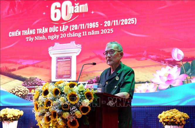 Nguyên Phó Bí thư Tỉnh ủy, nguyên Chủ tịch UBND tỉnh Long An Nguyễn Thanh Tuấn, người trực tiếp tham gia trận đánh Đức Lập năm xưa, phát biểu tại buổi lễ. Ảnh: Đức Hạnh - TTXVN 