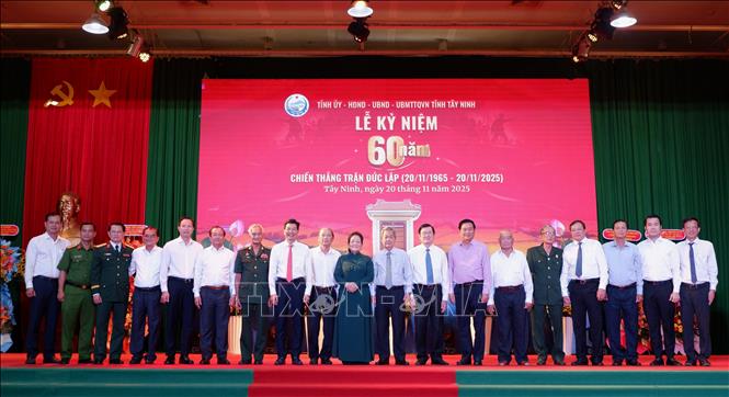 Đại biểu chụp ảnh lưu niệm tại lễ kỷ niệm 60 năm Chiến thắng trận Đức Lập. Ảnh: Đức Hạnh - TTXVN 