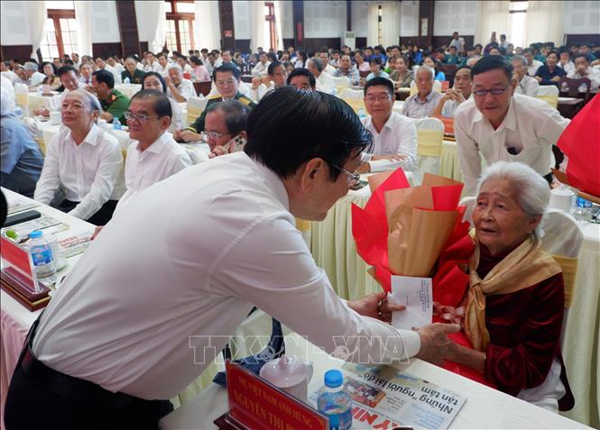 Nguyên Chủ tịch nước Trương Tấn Sang tặng hoa Mẹ Việt Nam anh hùng Nguyễn Thị Phước tại buổi lễ. Ảnh: Đức Hạnh - TTXVN 