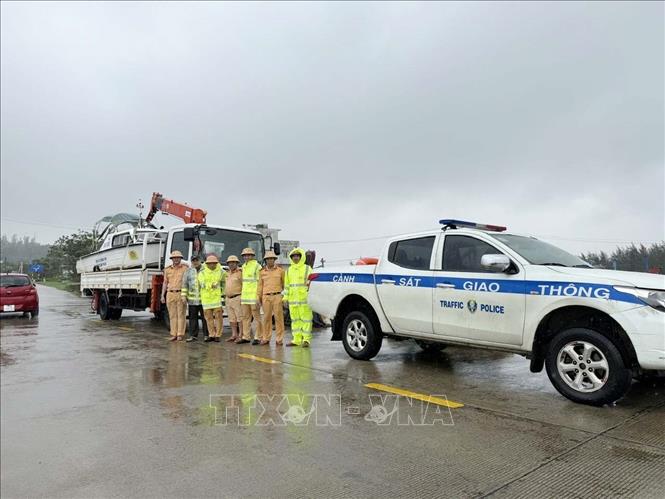 Cảnh sát giao thông Quảng Ngãi xuất quân hỗ trợ Đắk Lắk khắc phục hậu quả thiên tai. Ảnh: TTXVN phát