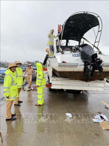 Cảnh sát giao thông Quảng Ngãi xuất quân hỗ trợ Đắk Lắk khắc phục hậu quả thiên tai. Ảnh: TTXVN phát
