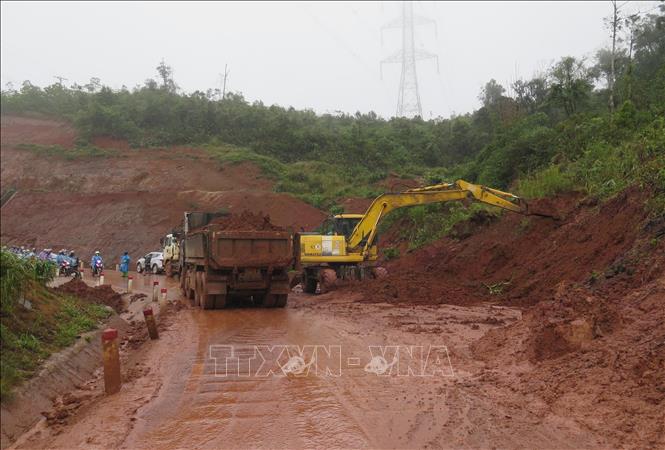 Lực lượng chức năng đang khẩn trương xử lý các điểm sạt lở trên Quốc lộ 24. Ảnh: Dư Toán - TTXVN