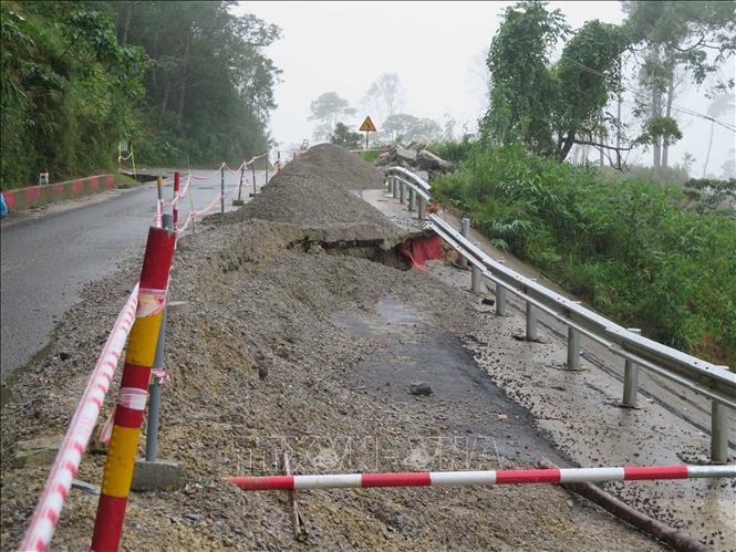 Vị trí lún đường ở Km 76 + 950, Quốc lộ 24 gây nguy hiểm cho các phương tiện lưu thông. Ảnh: Dư Toán - TTXVN