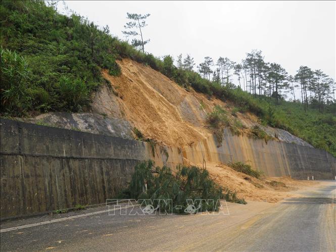 Hàng chục điểm sạt lở trên tuyến Quốc lộ 24 gây nguy hiểm cho các phương tiện giao thông. Ảnh: Dư Toán - TTXVN