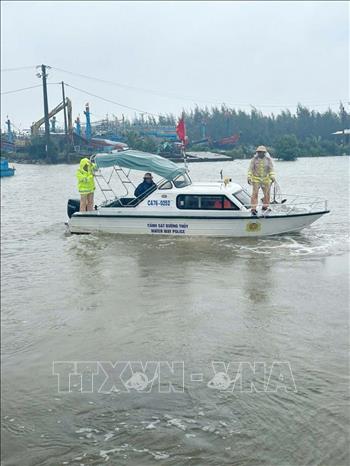 Cảnh sát giao thông Quảng Ngãi xuất quân hỗ trợ Đắk Lắk khắc phục hậu quả thiên tai. Ảnh: TTXVN phát