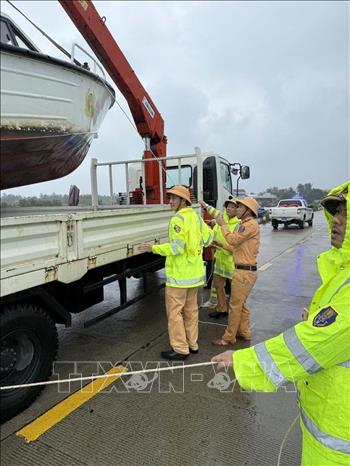 Cảnh sát giao thông Quảng Ngãi xuất quân hỗ trợ Đắk Lắk khắc phục hậu quả thiên tai. Ảnh: TTXVN phát