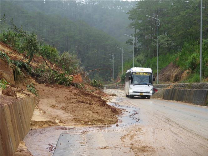 Hàng chục điểm sạt lở trên tuyến Quốc lộ 24 gây nguy hiểm cho các phương tiện giao thông. Ảnh: Dư Toán - TTXVN