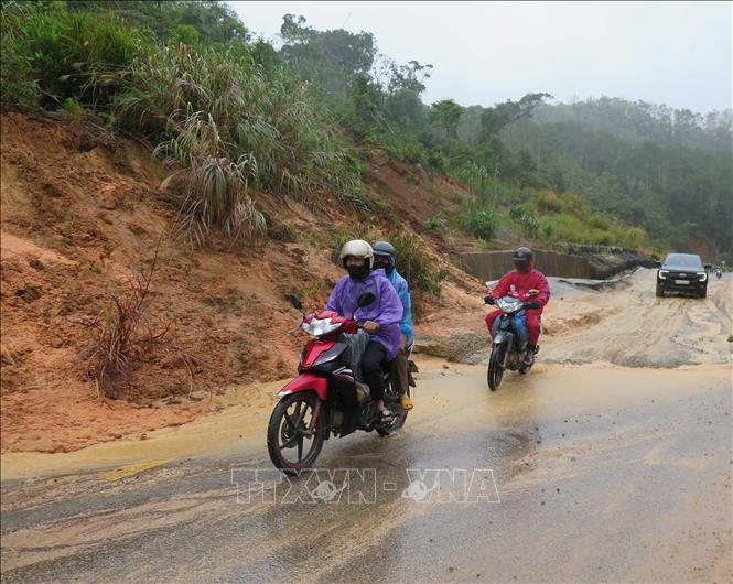 Hàng chục điểm sạt lở trên tuyến Quốc lộ 24 gây nguy hiểm cho các phương tiện giao thông. Ảnh: Dư Toán - TTXVN