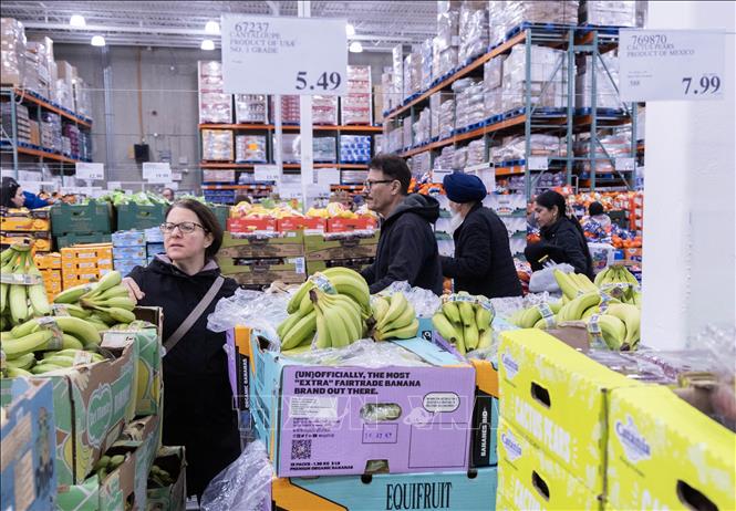 Người tiêu dùng mua sắm tại cửa hàng ở Toronto, Canada. Ảnh: THX/TTXVN