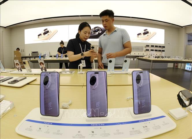 Bên trong một cửa hàng điện thoại ở tỉnh Sơn Đông, Trung Quốc. Ảnh: THX/TTXVN