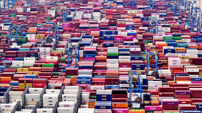 Cảng hàng hóa ở Sơn Đông, Trung Quốc. Ảnh: THX/TTXVN